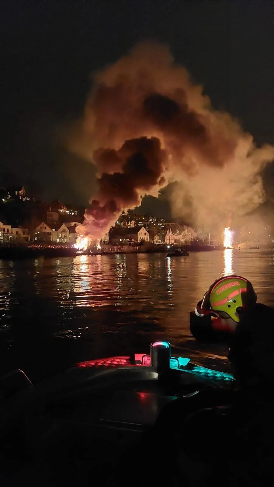 Osterfeuer am Elbufer bei Nacht, Einsatzkraft im Vordergrund