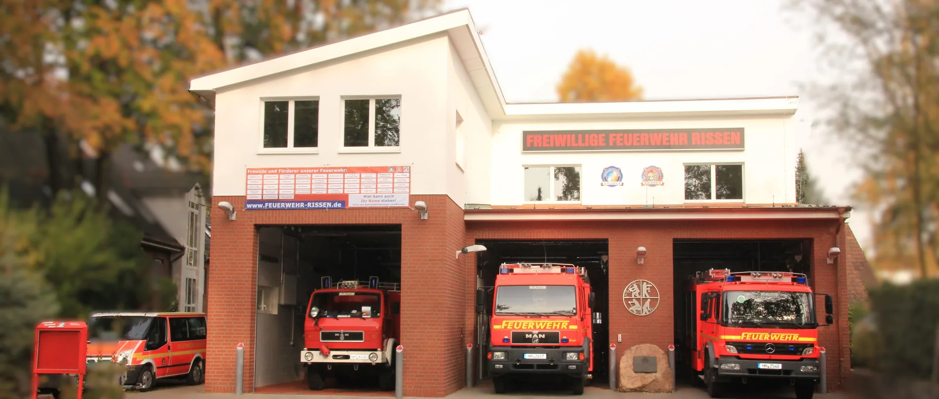 Gerätehaus der Freiwilligen Feuerwehr Rissen mit geöffneten Toren
