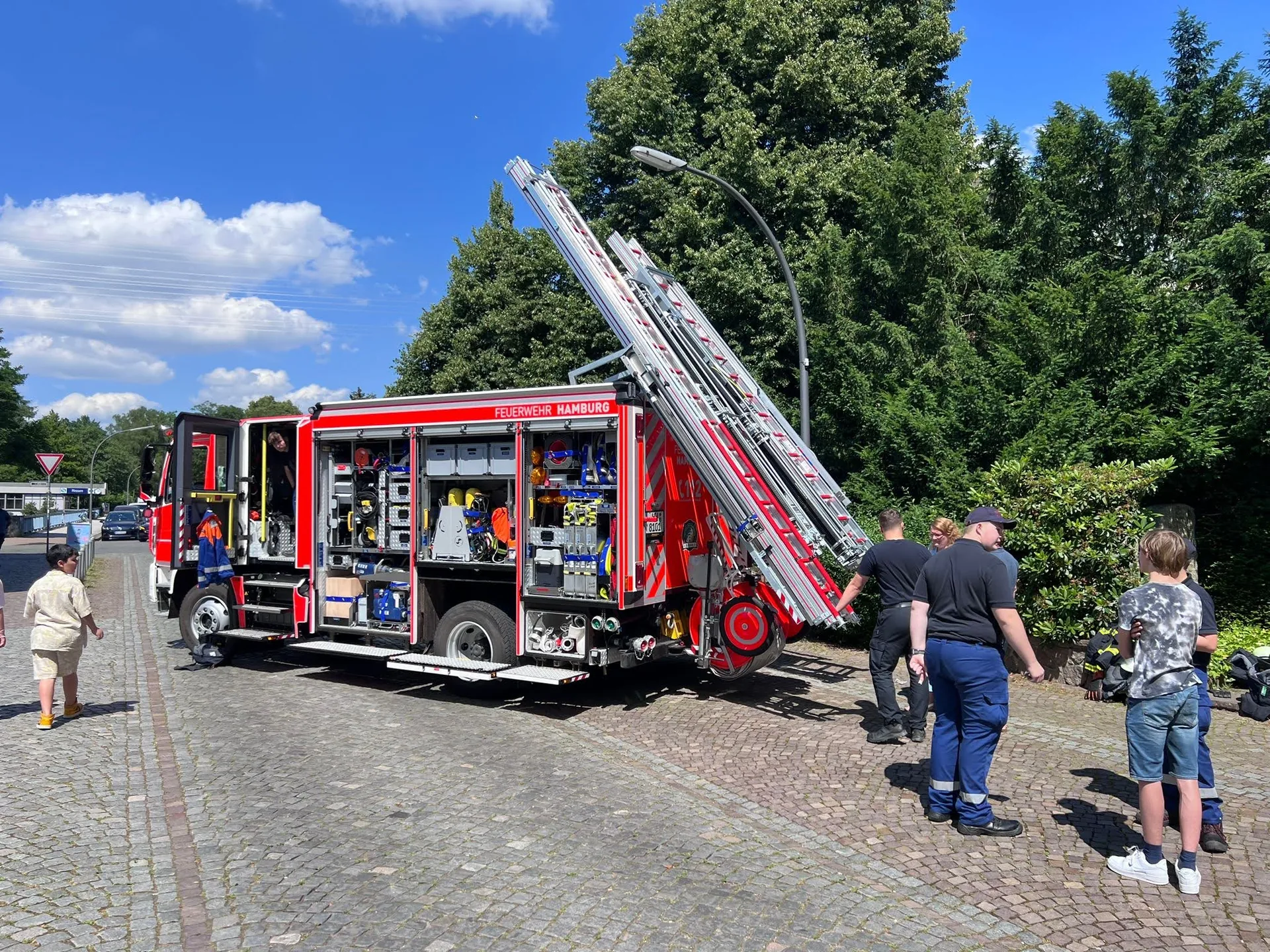 Drehleiter beim Stadtteilfest in Rissen